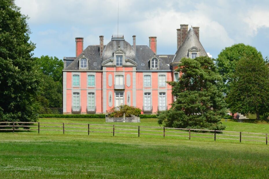 Façade classique du château de Dampierre dans la vallée de Chevreuse au printemps