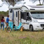 Mobil-home haut de gamme entouré de pins landais en bord de plage atlantique