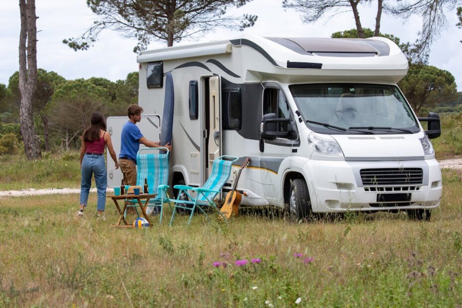 Mobil-home haut de gamme entouré de pins landais en bord de plage atlantique