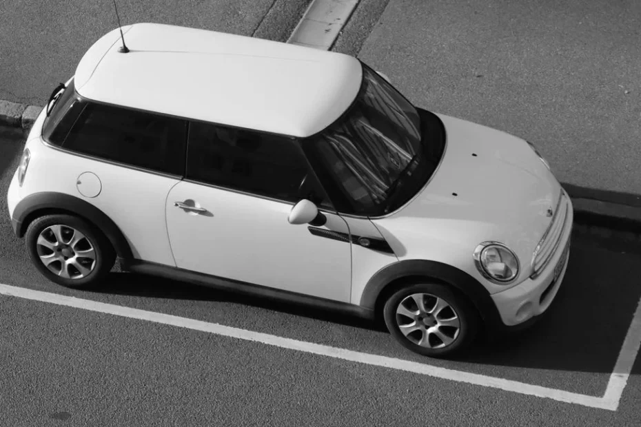Voiture compacte garée devant un supermarché Leclerc en France