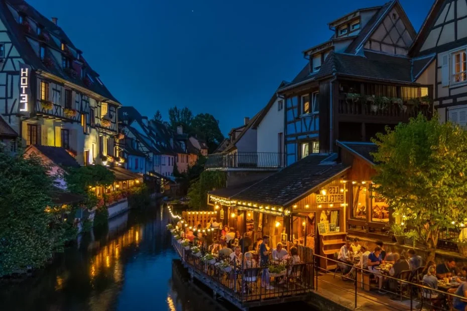 Vue aérienne du centre-ville de Saverne et ses rues commerçantes en Alsace