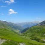 Autocar Ginhoux garé sur une route sinueuse d’Ardèche