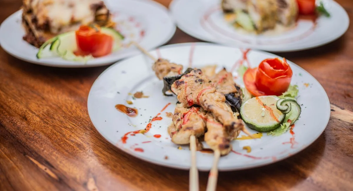 Au pays mandingue incarne le voyage culinaire franco-africain exceptionnel à Angers par sa fusion de traditions mandingues et de saveurs européennes