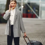 Femme examine son sac à main avant un embarquement avec enfants, aéroport