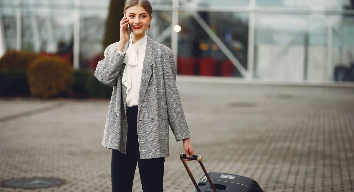Choisir un sac à main femme pratique pour voyager exige de dépasser les conventions esthétiques et d’accepter la friction entre minimalisme et réalité