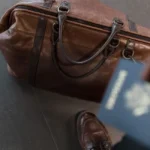 Femme rangeant sa boite à bijoux de voyage sur une table d’aéroport