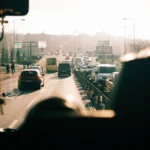 Groupe devant autocar moderne, sacs à la main, ambiance départ matinal campagne française