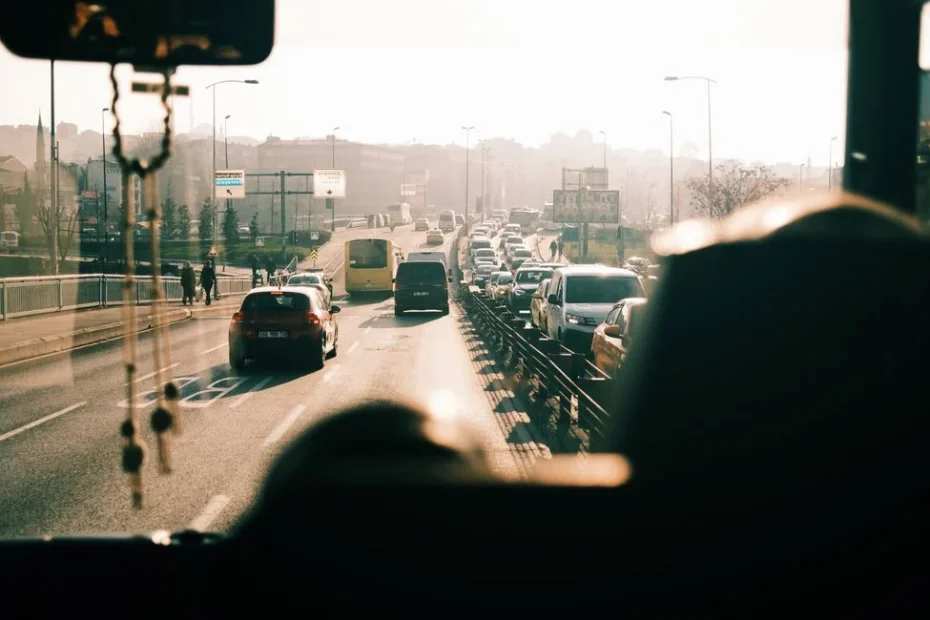 Groupe devant autocar moderne, sacs à la main, ambiance départ matinal campagne française