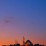 Vue matinale sur le Bosphore et la silhouette des mosquées d’Istanbul