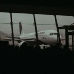Attente de passagers devant un panneau d’embarquement Air France