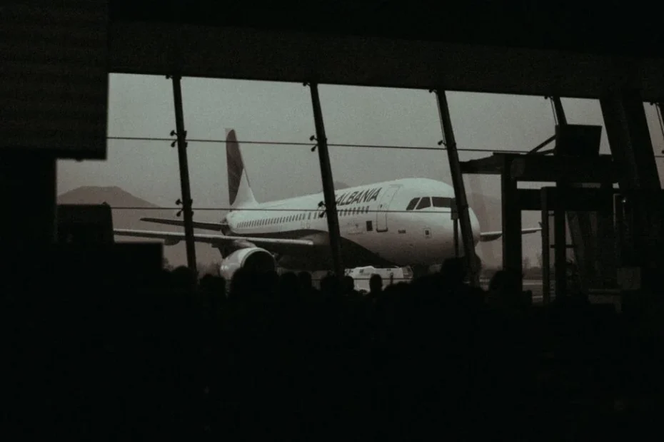 Attente de passagers devant un panneau d’embarquement Air France