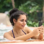 Couple dans un jacuzzi privatif, lumière douce, atmosphère romantique en gîte