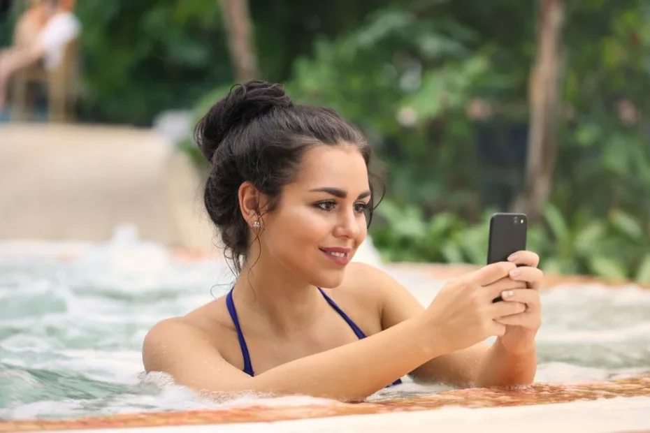 Couple dans un jacuzzi privatif, lumière douce, atmosphère romantique en gîte