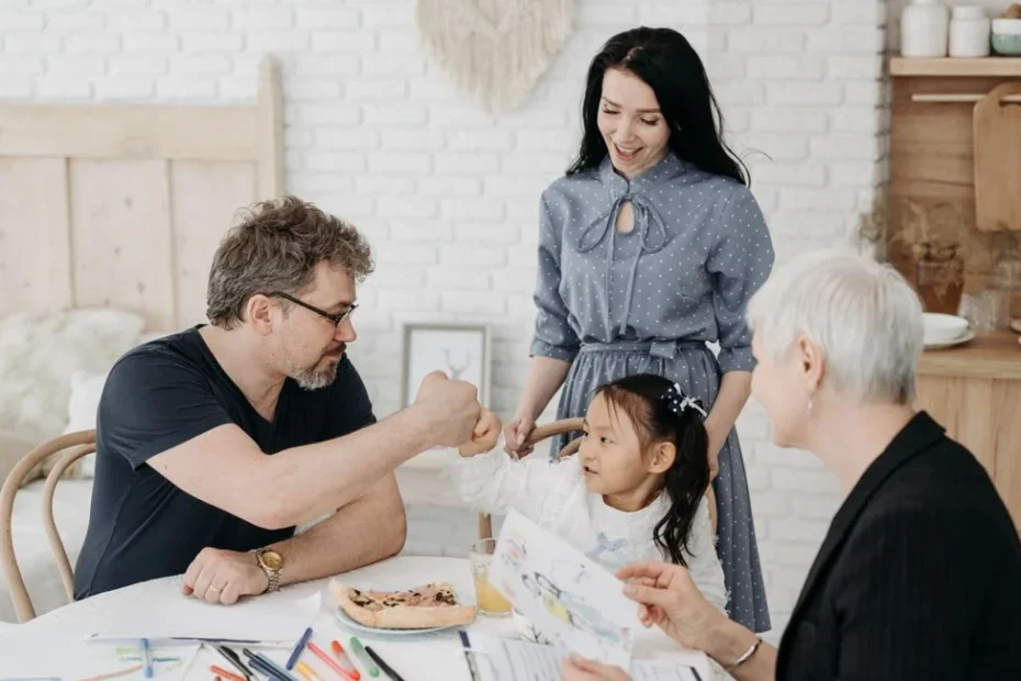 Famille autour d’une carte et d’un ordinateur, calculant leur budget vacances