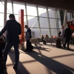 Famille devant tableau d’affichage vols annulés aéroport stress retards