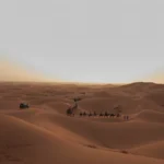 Groupe en bivouac face aux dunes du désert marocain