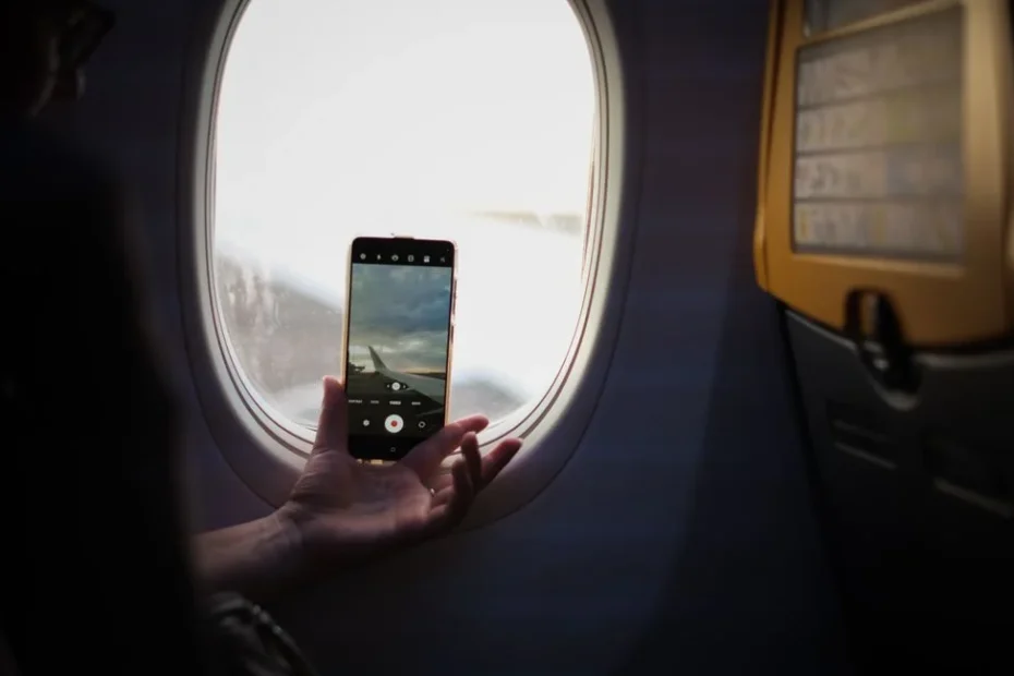 Passagers dans un avion Air France utilisant le wifi à bord