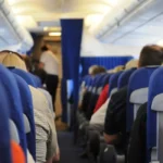 Passagers en cabine d’avion connectés via wifi durant un vol long-courrier