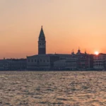 Venise à l’aube, gondoles sur le Grand Canal devant la basilique