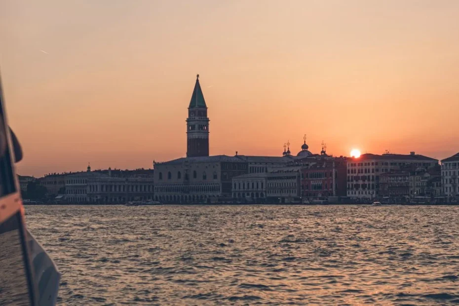 Venise à l’aube, gondoles sur le Grand Canal devant la basilique